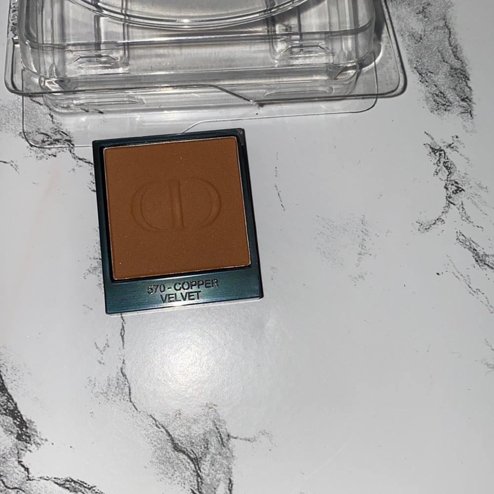 NWOB Dior eyeshadow:570 Copper(velvet)
Never used
No box
Sold in pan 
No compact